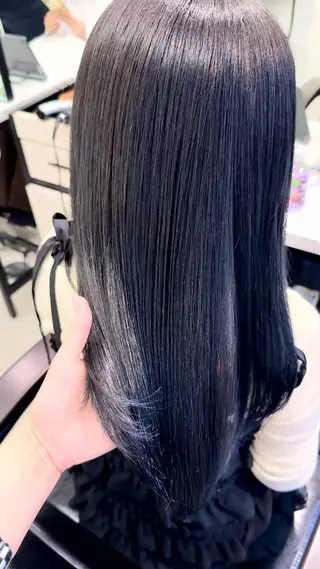 セミロング カラー Mikuレイヤー /高発色カラーのヘアスタイル
