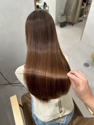 ロング SLASH ホワイト 伊藤眞代のヘアスタイル