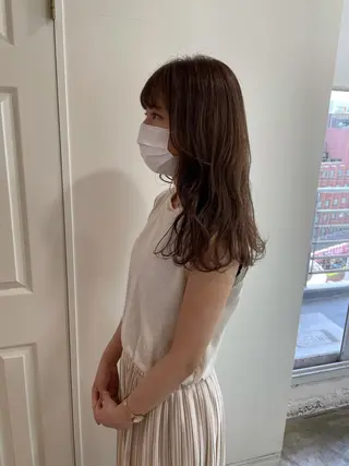 セミロング カラー MIOベージュカラー 柔らかいカラーのヘアスタイル