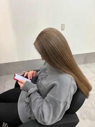 ロング 善財 康葵のヘアスタイル