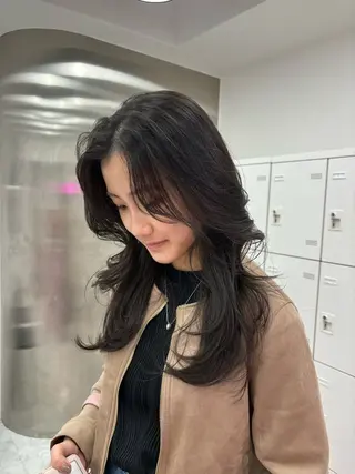 ロング カラー 抜け感レイヤー︴ ニュアンスカラーのヘアスタイル