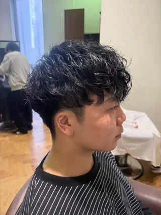 ショート パーマ メンズ 溝口 槙里也のヘアスタイル