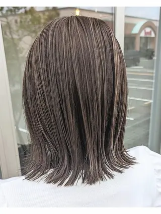 ミディアム NOA くるみのヘアスタイル