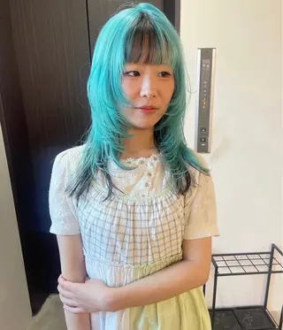 ミディアム カラー MIU/ルーツカラー 顔まわりレイヤーのヘアスタイル