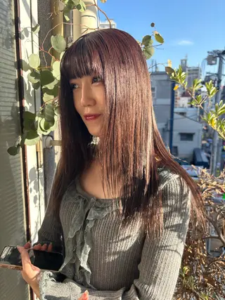 ロング 響　インナーカラー イヤリングカラーのヘアスタイル