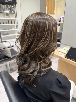カラー 長谷川 紗羅のヘアスタイル