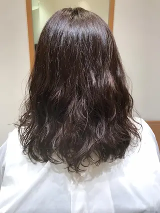 セミロング ARMONY秋山輝也 コテ巻き風パーマ特化のヘアスタイル