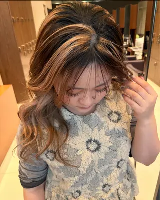 ロング ルナ|大人レイヤー| 上品ハイライトのヘアスタイル