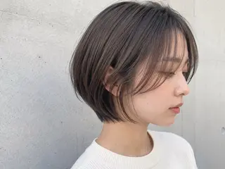 ショート もも ストレート/艶カラーのヘアスタイル