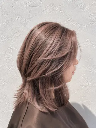 ミディアム T Akaneのヘアスタイル