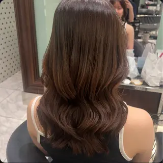 セミロング カラー コテ巻きパーマ💙 シノヤユイのヘアスタイル