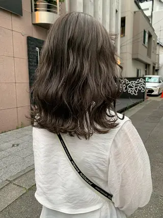 ミディアム カラー マツエク・マツパ ハイトーンボブ 前田 表参道　グレージュのヘアスタイル
