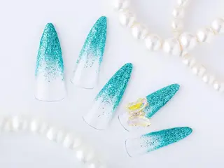 ネイル 💙🤍Tiary M🤍💙のネイルデザイン
