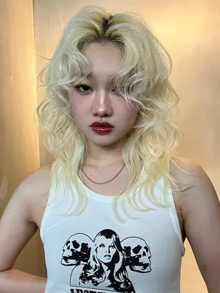 セミロング カラー イツク ⚡️ ルーツ/ハイトーンのヘアスタイル