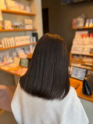 ロング カラー momoka オリーブ/ベージュのヘアスタイル