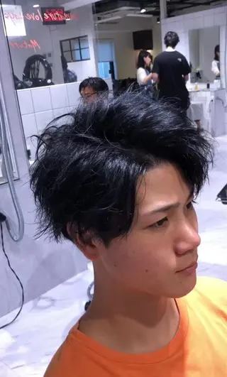 ショート カラー パーマ メンズ センターパート/毛 流れ/パーマ特化のヘアスタイル
