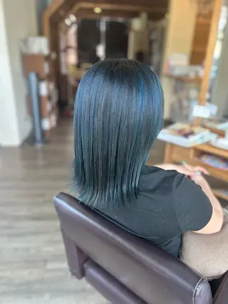 ミディアム カラー 井上 花音のヘアスタイル