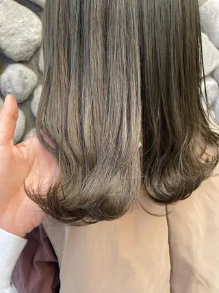 ミディアム 透明感オリーブ🫒/ ブリーチなしWカラーのヘアスタイル