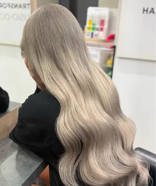 ロング RIEブリーチ& エクステ特化型のヘアスタイル