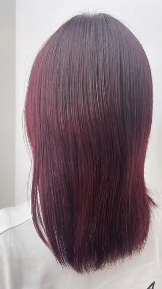 ミディアム 💕透明感赤味カラー ぱっつんボブ🩷のヘアスタイル