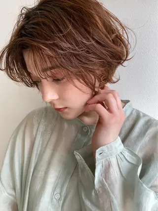 ショート カラー 透明感ベージュ/ レイヤー/ 髙橋一哉のヘアスタイル