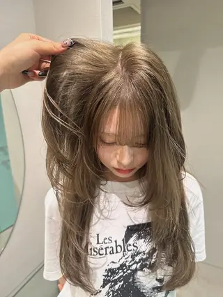 ロング GEM YURI ハイトーンカラーのヘアスタイル