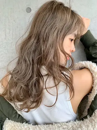 セミロング ハイトーン×レイヤー カットTAKUMIのヘアスタイル