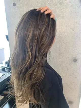 ロング カラー 梅本 有希のヘアスタイル