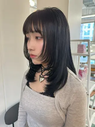 セミロング 顔まわりレイヤー 透明感カラー🩵🩵のヘアスタイル