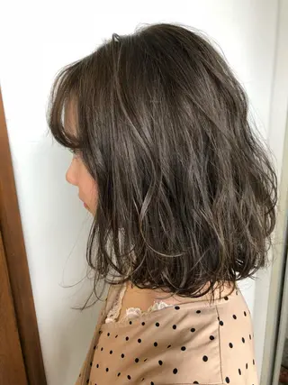 ミディアム カラー 比嘉 千咲のヘアスタイル