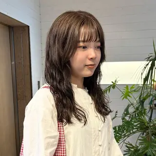 ロング カラー mina / 透明感ベージュカラーのヘアスタイル