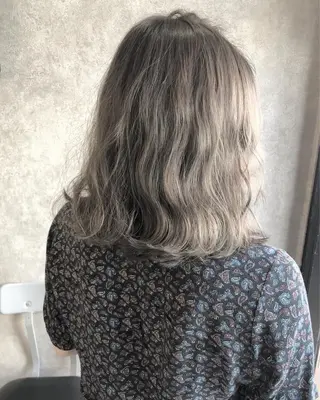 ミディアム カラー 顔周りレイヤーカット ブリーチminamiのヘアスタイル