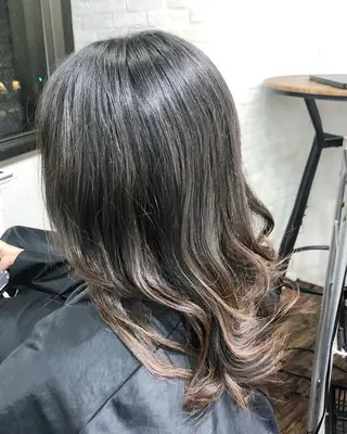 ロング 白髪ぼかし大人メンズ 根本零のヘアスタイル
