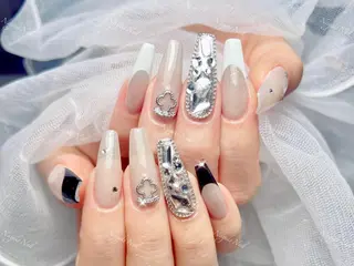 ネイル 🦋 Queenieのネイルデザイン
