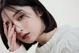 ミディアム タニ ユウのヘアスタイル