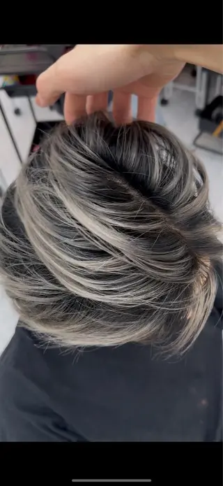 ショート レイヤーハイライト ブリーチJUNKIのヘアスタイル