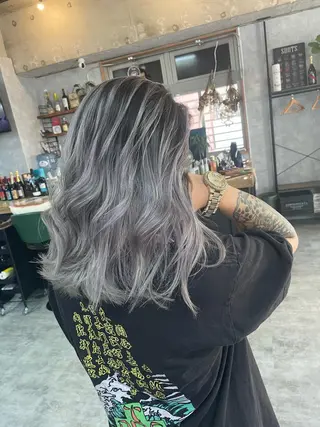 セミロング andKおもろまち店 艶ダブルカラー✨のヘアスタイル