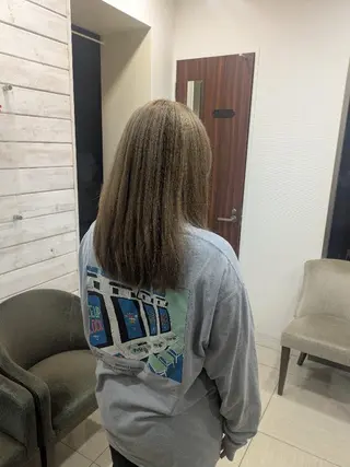 ロング Yoko ブリーチカラーのヘアスタイル