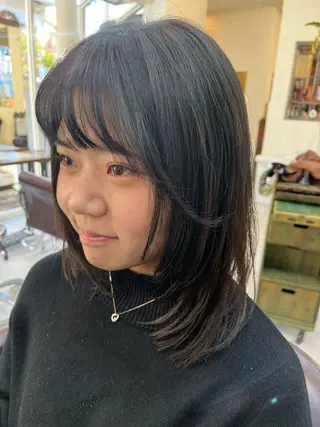 セミロング 岡部 夏生のヘアスタイル