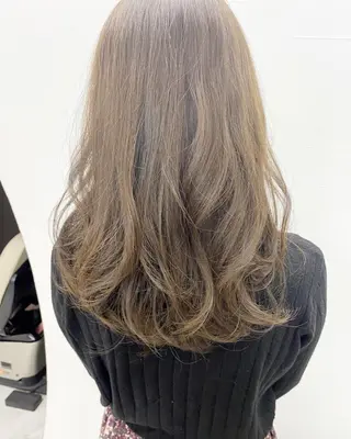 セミロング 岩崎 仁美のヘアスタイル