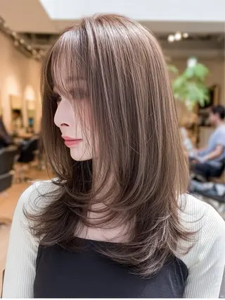 セミロング カラー ハイトーンカラー が絶対可愛い✨泰聖✨のヘアスタイル