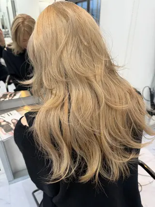 ロング カラー TATSUハイトーン ミルクティーベージュのヘアスタイル