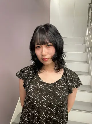 ミディアム パーマ すみれ✨レイヤー 🫧透明感カラーのヘアスタイル