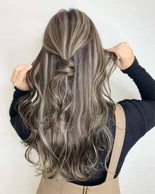 ロング 手島 カミラのヘアスタイル