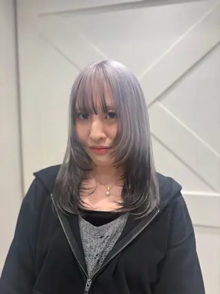 セミロング ハイトーンカラー シールエクステのヘアスタイル