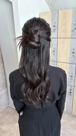 ロング ヘアアレンジ SAKINO ベージュカラーのヘアスタイル