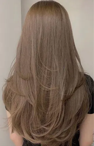 ロング カラー tomoya 透明感のグレージュのヘアスタイル