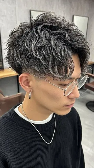 ショート パーマ ハイトーンカラー が絶対可愛い✨泰聖✨のヘアスタイル