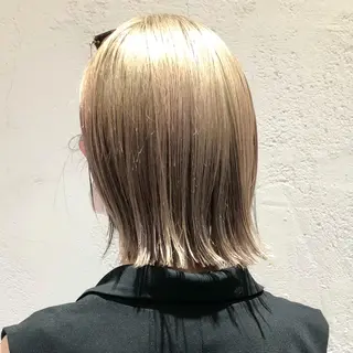 ミディアム カラー ミルクティーベージュ /ブリーチ/Wカラーのヘアスタイル