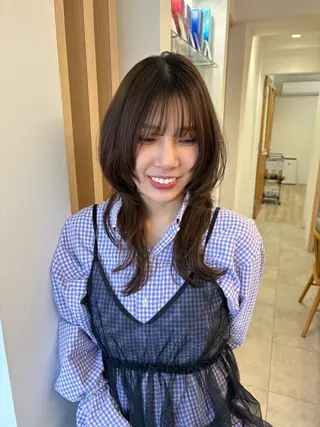 ロング AKIHO 暖色カラーのヘアスタイル